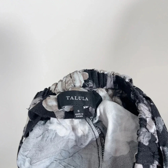 🌟✨2 for $20 ✨🌟 ARITZIA | TALULA TIE  WAIST FLORAL SHORT - Picture 8 of 10